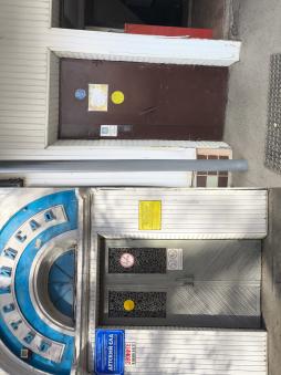 У входа в здание на территории расположен указатель и звонок вызова сотрудника для предоставления услуг по оказанию инвалидам и лицам с ОВЗ необходимой технической помощи