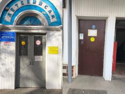 У входа в здание на территории расположен тактильный план (мнемосхема) учреждения выполненная рельефно - точечным шрифтом Брайля на контрастном фоне.