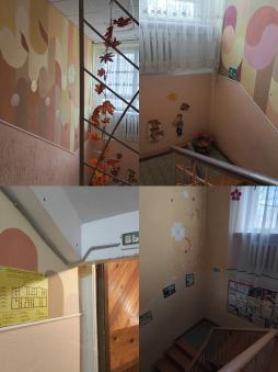 По зданию размещены указатели, информирующие о выходе из здания