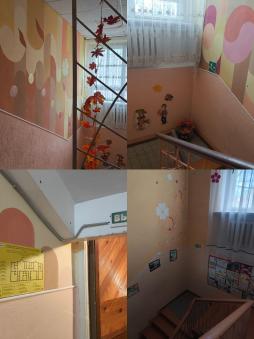 При входе в здание имеется информационная табличка с названием учреждения, выполненная рельефно-точечным шрифтом Брайля на контрастном фоне